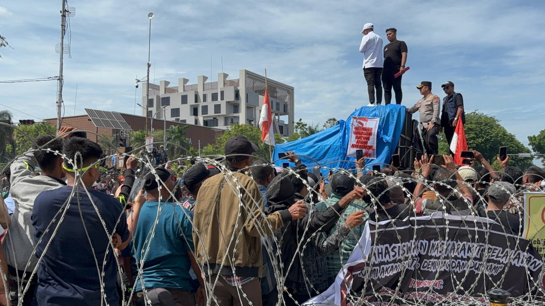Bupati Zukri Temui Ribuan Pendemo dari TNTN di Kantor Gubernur