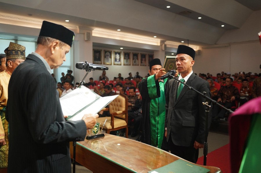 Assoc Prof Dr Admiral Resmi Dilantik sebagai Rektor UIR