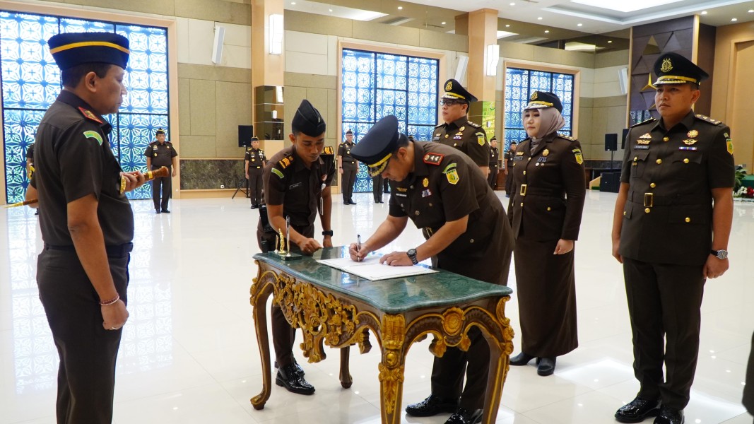 Kajati Riau Lantik Dua Asisten, Kabag TU dan Kejari Rokan Hulu