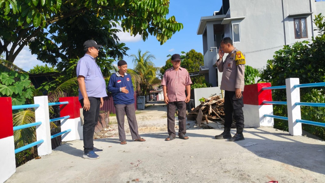 Bhabinkamtibnas Polsek Bukit Raya Cek Pengerjaan Jembatan Merah Putih Presisi
