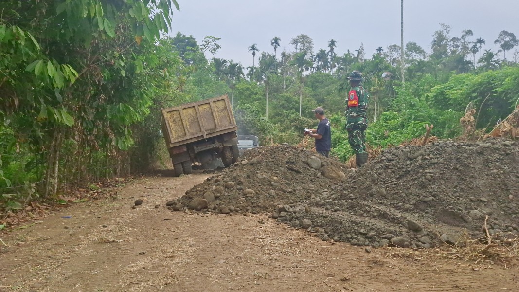 Satgas TMMD Kodim 0102/Pidie Kawal Distribusi Material Demi Kelancaran Pembangunan Jalan
