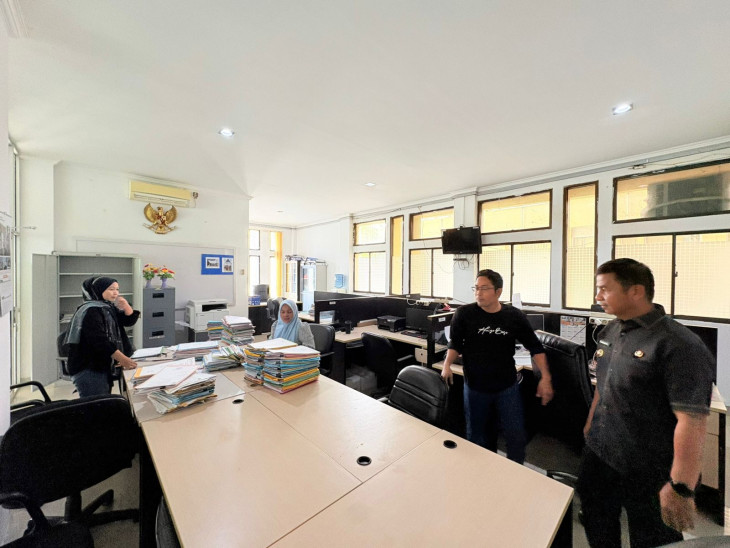 Pastikan Pelayanan Publik Tetap Prima, Bupati Ahmad Yuzar Naik Motor Inspeksi OPD Saat Kebijakan WFH Jumat