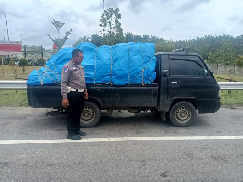 Viral, Pikap Bermuatan Durian Lawan Arus di Tol Pekanbaru-Dumai