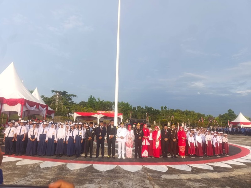 Khidmat, Upacara Penurunan Bendera HUT ke-80 RI Dipimpin Wakil Bupati Pelalawan