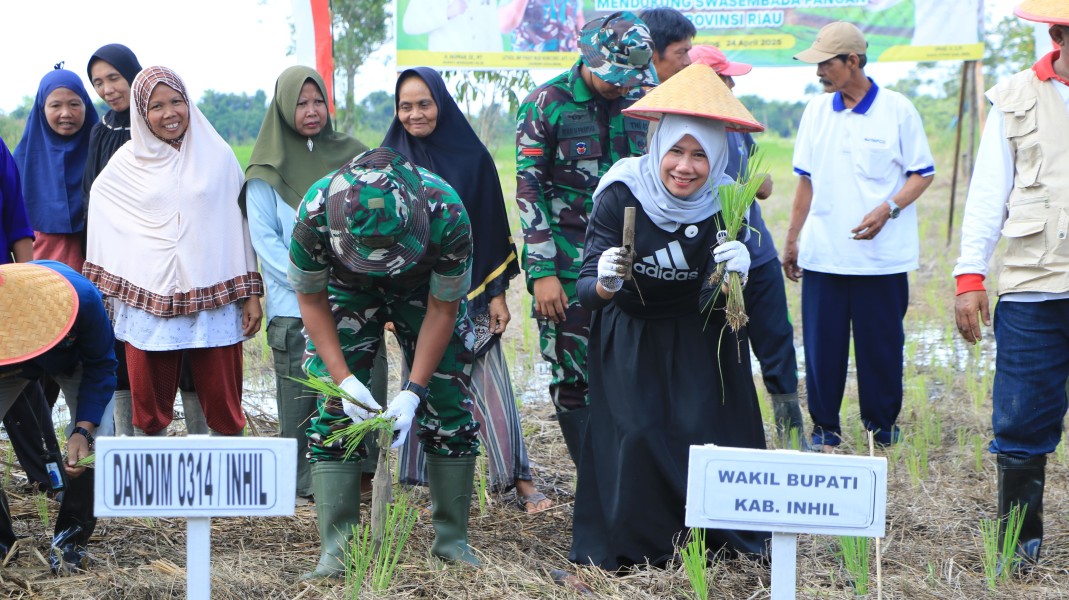 Dandim 0314/Inhil Hadiri Penanaman Padi Serentak di Tempuling