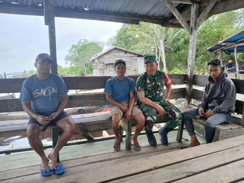 Babinsa Koramil 06/KTM Himbau Nelayan dan Penambang Jaga Keamanan di Tengah Cuaca Ekstrem