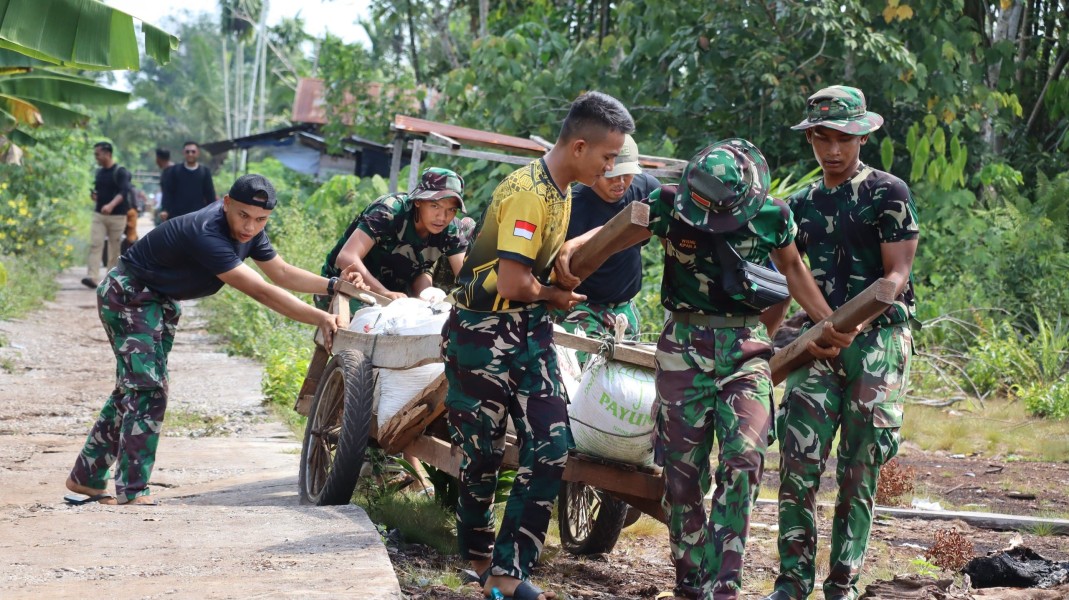 Tembus Jalan Sejauh 1,5 KM Dengan Gerobak Sorong, Satgas TMMD KODIM 0313/KPR Kucurkan Keringat Langsir Material Ke Rumah Ibu Diasan