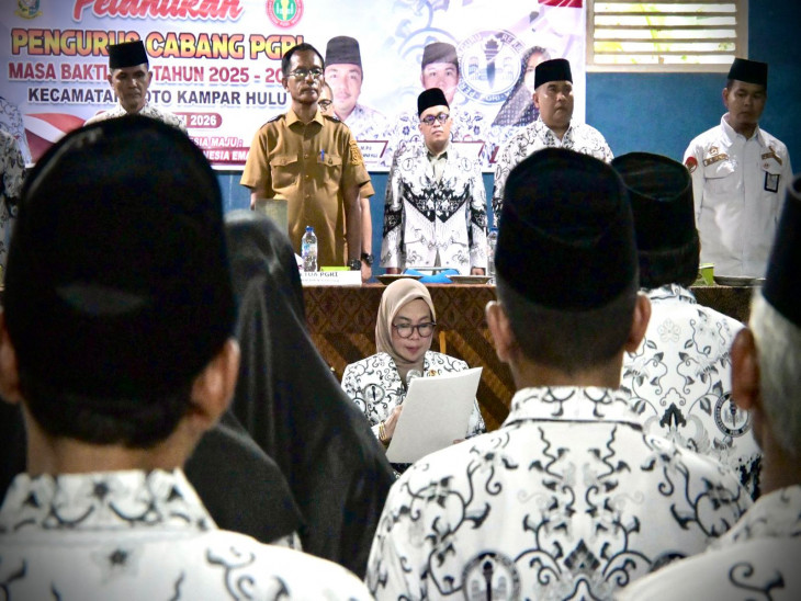 Memperkuat Barisan Pendidik, Pemkab Kampar dan PGRI Lantik Pengurus Cabang Koto Kampar Hulu