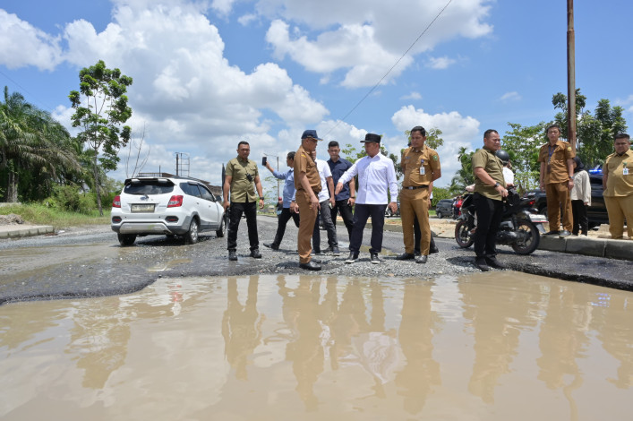 Tinjau Kerusakan Jalan Sudirman Ujung, Gubernur Wahid Segera Diperbaiki