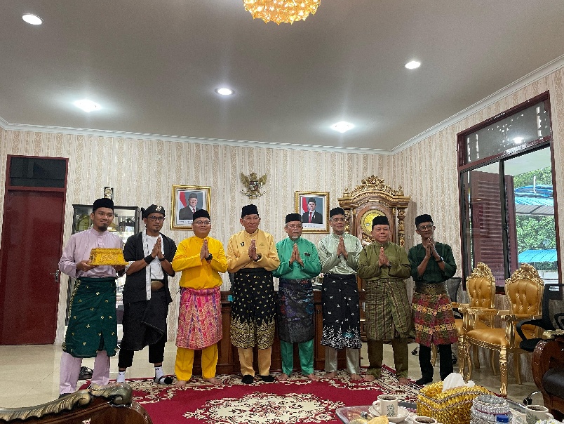 Sorong Tepak, Rektor Unilak Jemput LAMR untuk Tepuk Tepung Tawar Tiga Guru Besar