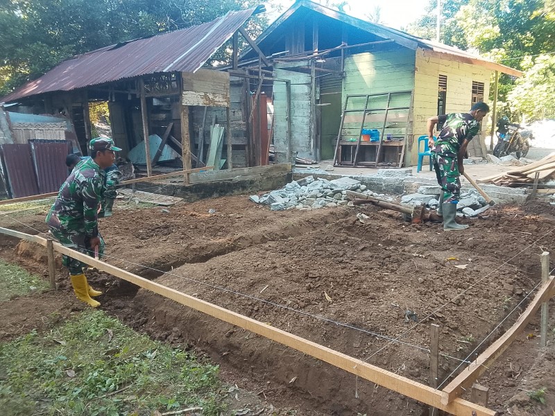 Air Mata Haru Nyak Ubit Iringi Dimulainya Pembangunan Rumah oleh Satgas TMMD Ke-129 Kodim 0102/Pidie