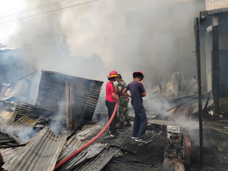 Personel Kodim 0314/Inhil Padamkan Kebakaran Rumah di Tembilahan Hulu
