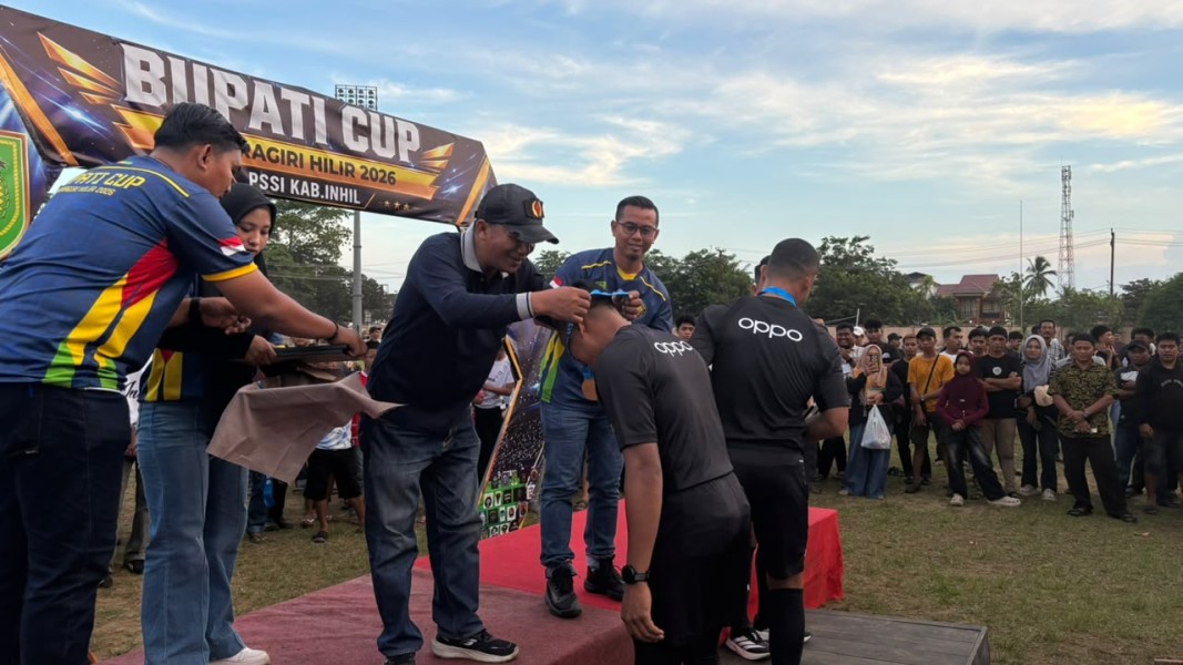 Ketua KONI Inhil Serahkan Penghargaan kepada Wasit Terbaik Bupati Cup 2026