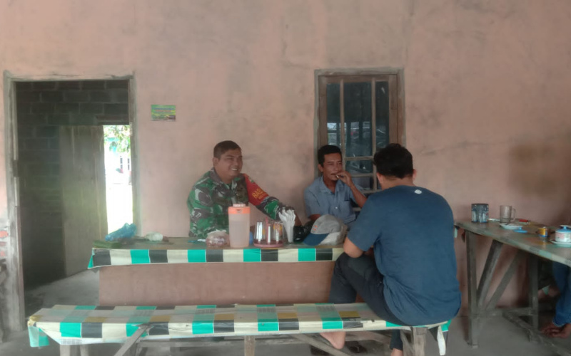 Babinsa Ajak Warga Teluk Makmur Tetap Jaga Keamanan dan Ketertiban