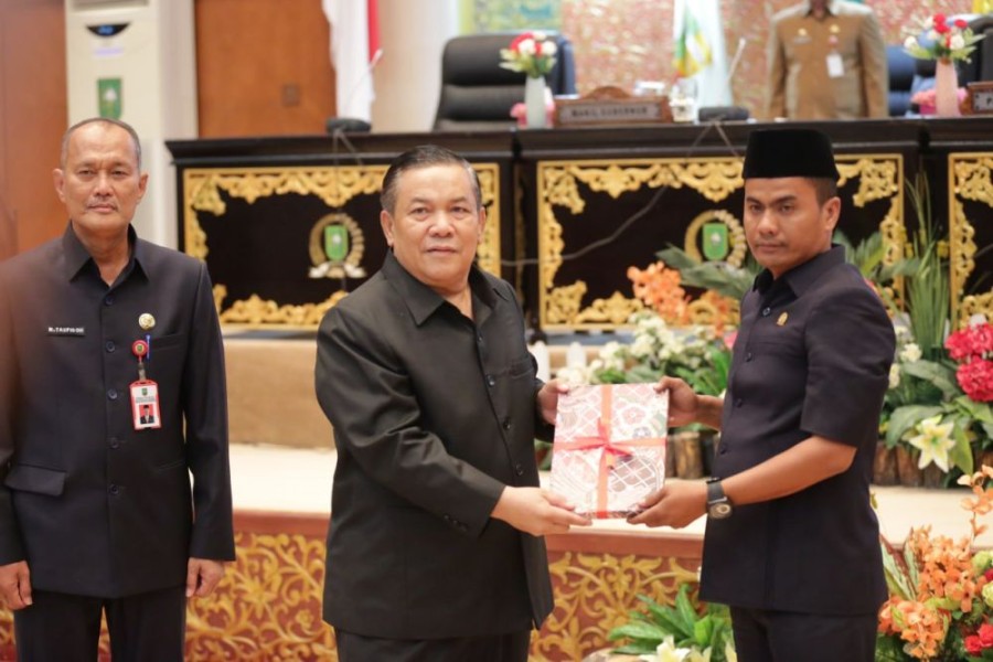 DPRD Provinsi Riau Serahkan Rekomendasi LKPJ 2024, Pemprov Riau Siap Tindak Lanjuti