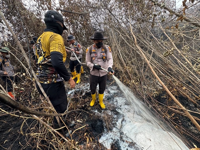 Kendalikan Api Lahan Gambut di Inhu, Tim Gabungan Tembus Akses Sulit Gunakan Injeksi Cairan X-Fire
