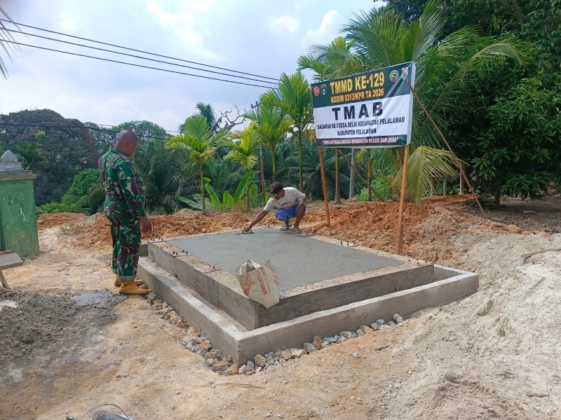 Wujudkan Program TMAB, Satgas TMMD ke-129 Kodim 0313/KPR Rampungkan Pengecoran Lantai Fondasi di Pelalawan