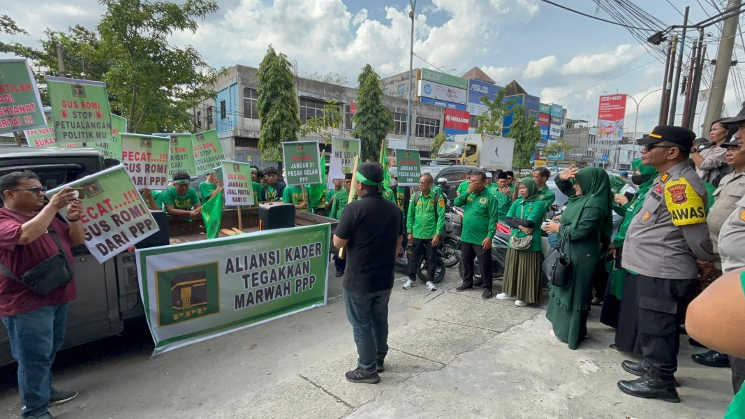 Ratusan Kader PPP Riau Demo Desak Pecat Gus Romi