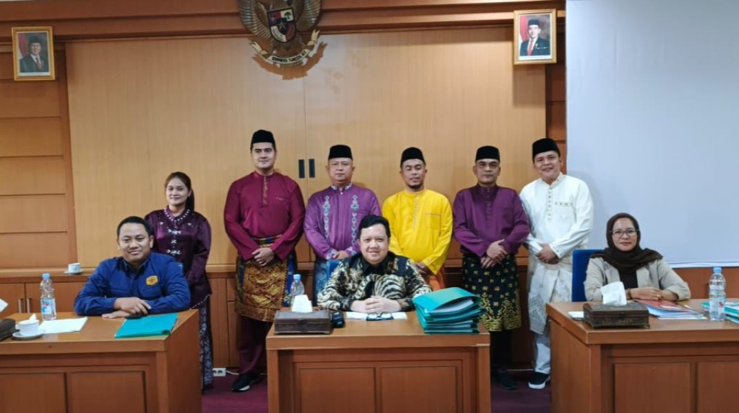 Ketua DPRD Riau dan 3 Anggota DPRD Pekanbaru Raih Gelar Sarjana Hukum di Unilak