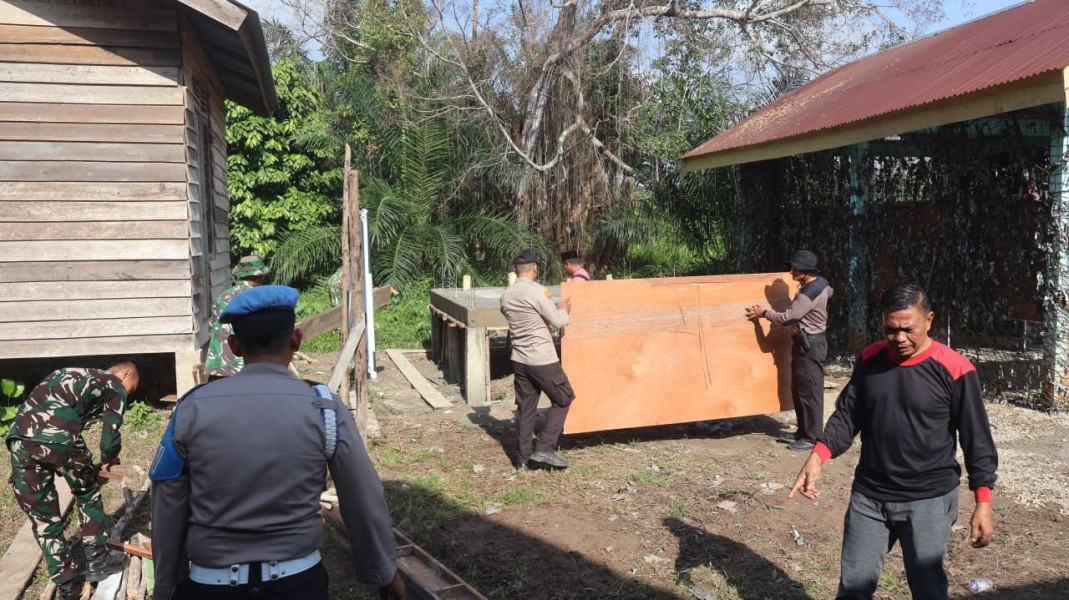 Wujudkan Lingkungan Sehat, Sinergi Tni/Polri di TMMD Ke 129 Pacu Pembangunan MCK di Desa Pangkalan Terap