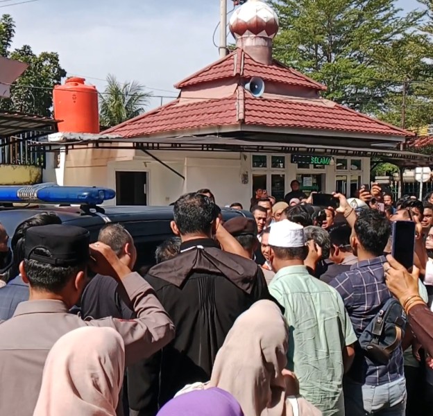 Tiba di Pengadilan, Ratusan Massa Minta  Abdul Wahid Dibebaskan