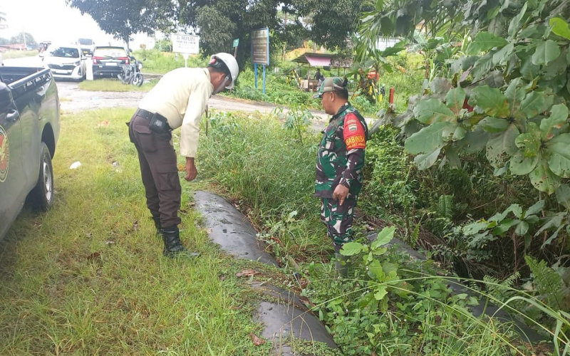 Personil Koramil 02 Patroli, Langkah Preventif Pastikan Kondisi Pipa Minyak Tetap Aman