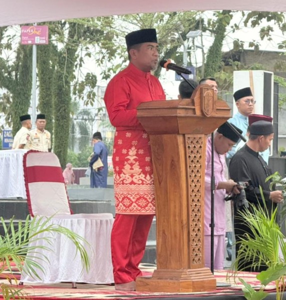 Bupati dan Wabup Sholat Ied di lapangan Mini Soccer Pangkalan Kerinci