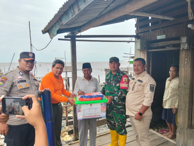 Hadiri Penyerahan Bantuan, Babinsa Kuala Selat Ingatkan Warga Tetap Waspada Potensi Bencana Alam