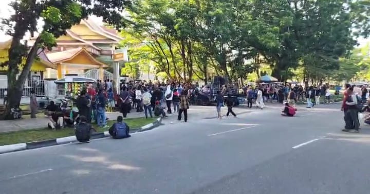 Demo Tolak Relokasi TNTN di Depan DPRD Riau, Polisi Pasang Kawat Berduri