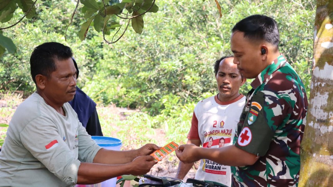 Sentuh Masyarakat Pesisir, Tim Kesehatan TMMD KE-129 Kodim 0313/KPR Lakukam Pemeriksaan Kesehatan Masyarakat