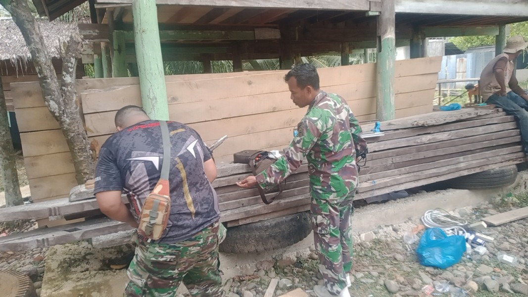 Finishing: Tim Teknisi Satgas TMMD ke-129 Kodim 0102/Pidie Pasang Instalasi Listrik di Lokasi MCK