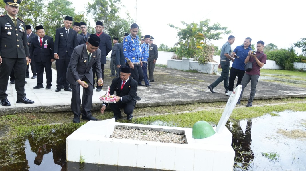 Ziarah Rombongan Peringati Harkitnas Ke-118, Bupati Herman Pimpin Tabur Bunga di TMP Yudha Bhakti