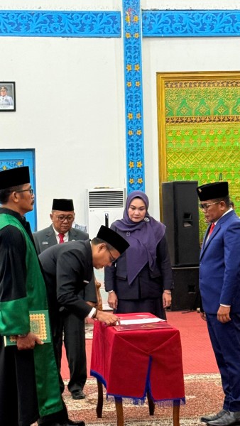 Bupati Zukri Resmi Lantik Tengku Zulfan sebagai Sekda Pelalawan