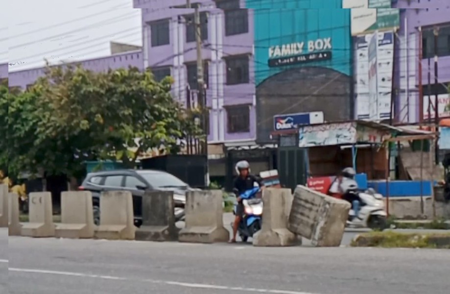 Bahaya! Pengendara Motor Terobos Pembatas Jalan HR Soebrantas Panam, Siapa yang Menggeser Road Barrier?