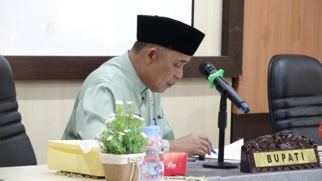 Bupati Inhil Pimpin Rapat Evaluasi Realisasi Fisik dan Keuangan November 2025