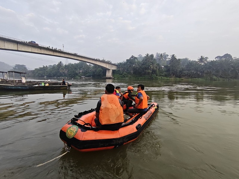 Misteri Pemuda Jatuh dari Jembatan Rantau Berangin, Tim SAR Sisir Sungai Kampar