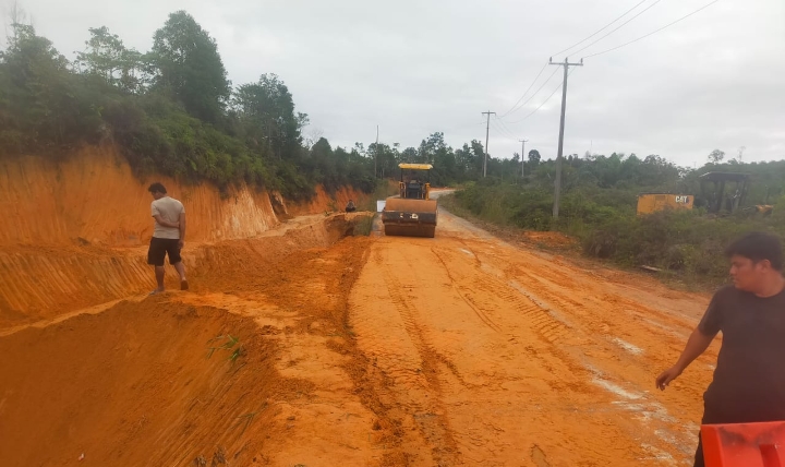 Jalan Longsor di Jalur Ujungbatu - Pasaman Ancam Pengendara