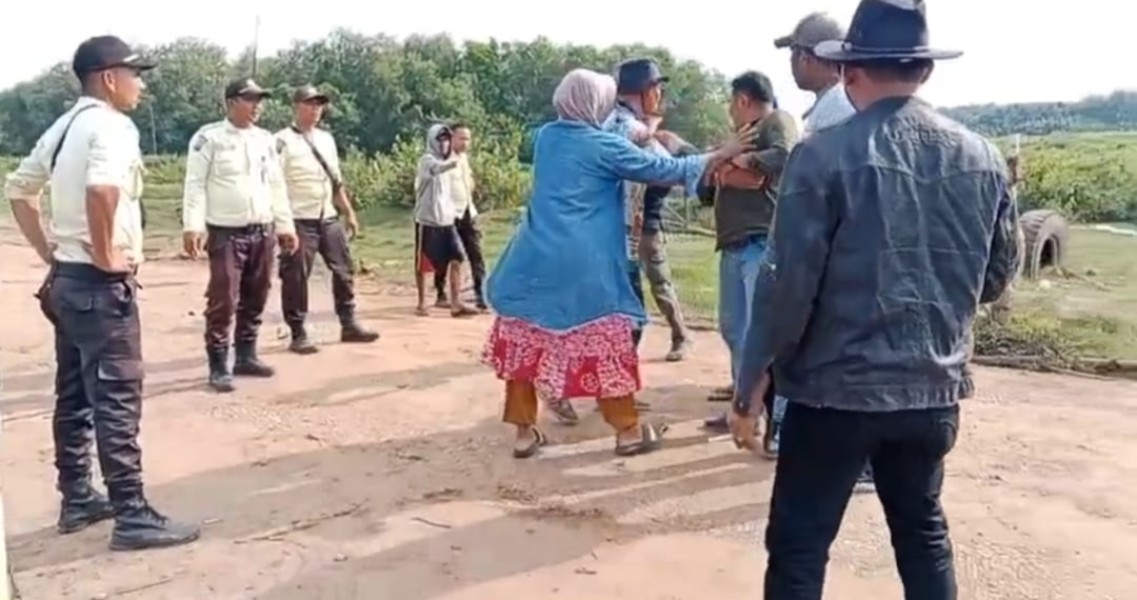Bentrokan Memanas di Portal PT Arara Abadi, Aliansi Pemuda Desa Kubangan Dihadang Keamanan