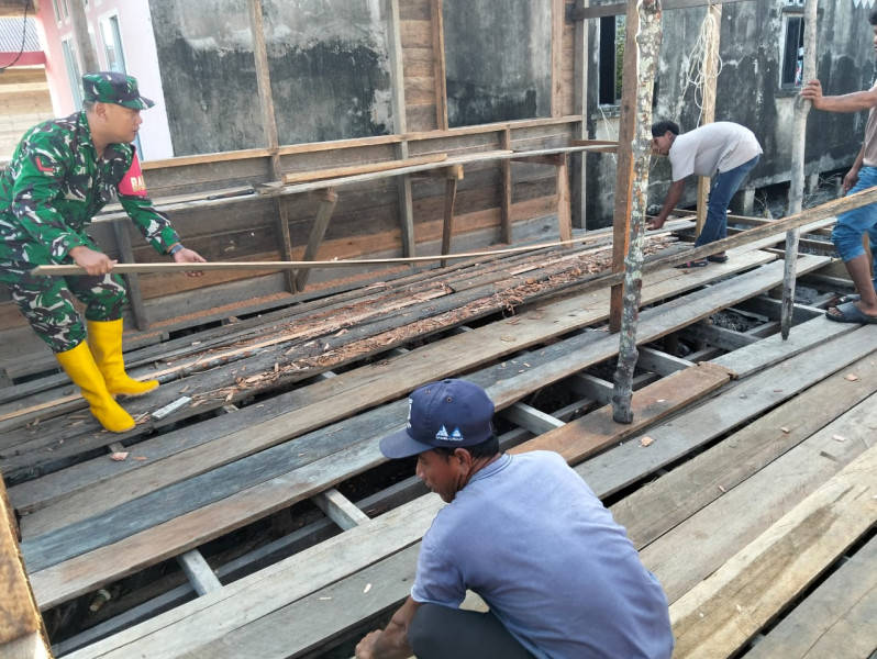 Babinsa Koramil 06/Kateman Bersama Warga Gotong Royong Bangun Posyandu
