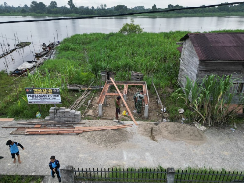 Memasuki Hari Ketiga, Pembangunan Sarana MCK TMMD Ke 129 Di Dusun Pangkalan Terap Capa 17 Persen