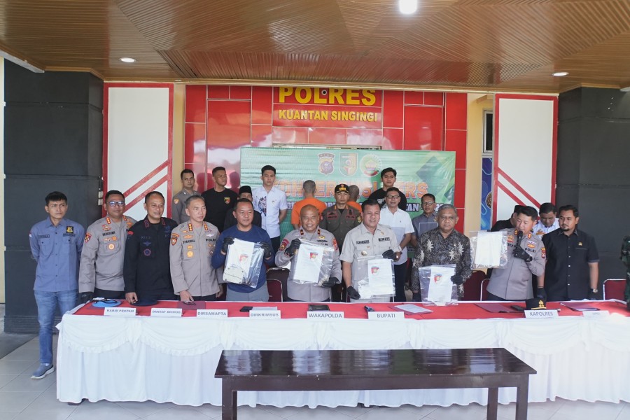 Wakapolda Riau Pimpin Konferensi Pers Operasi PETI 2025 di Polres Kuansing