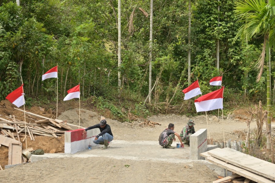 Gebyar Merah Putih di Lokasi TMMD ke-129, Satgas Hiasi Jembatan Bok Culvert dengan Nuansa Kemerdekaan