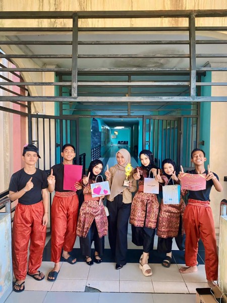 Tim Tari SMAN Bernas Sabet Juara 1 di Ajang Harmoni Perjuangan UIR