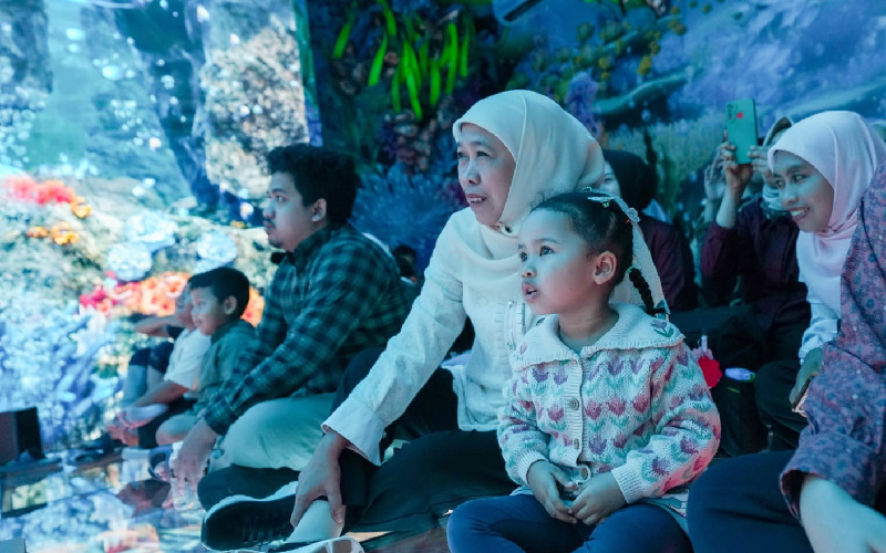 Liburan Tahun Baru 2025 di Jatim Park 2, Khofifah Ajak Cucu Nikmati Wahana Baru