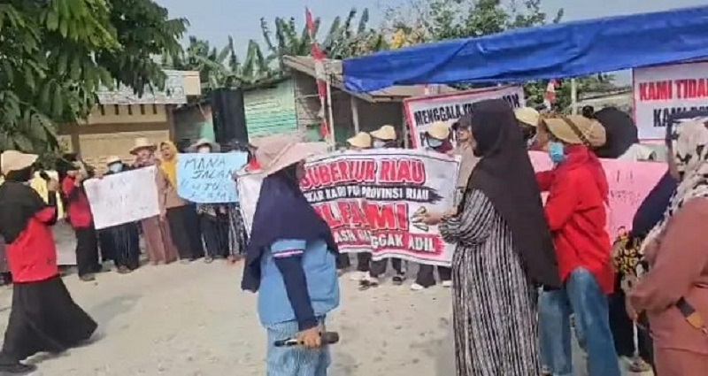 Emak-Emak Rohil Nekat Blokade Jalan Lintas Menggala–Pujud, Muak Makan Debu dan Janji Perbaikan Gubernur Riau