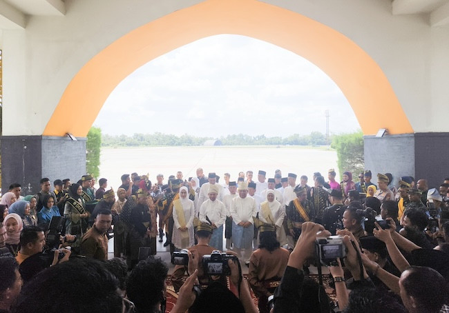 Gubernur dan Wagub Riau Pulang ke Bumi Lancang Kuning, Disambut Meriah dengan Adat Melayu