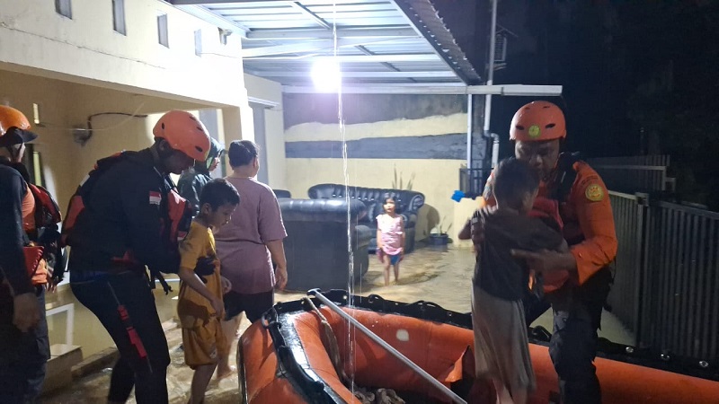 Dinihari Tim SAR Evakuasi Balita dan Anak-anak Terjebak Banjir di Rumbai Timur
