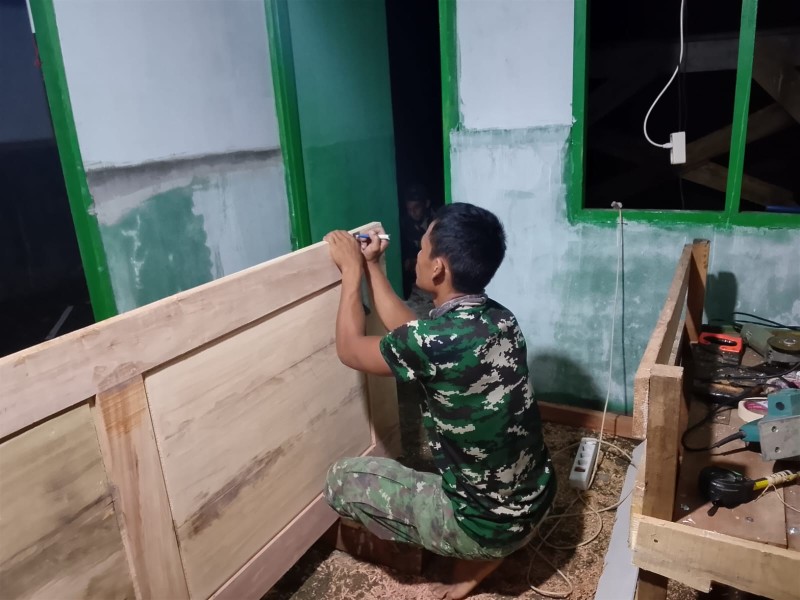 Kejar Target , Satgas TMMD ke-129 Kodim 0102/Pidie Lembur Pasang Pintu RTLH Hingga Malam Hari