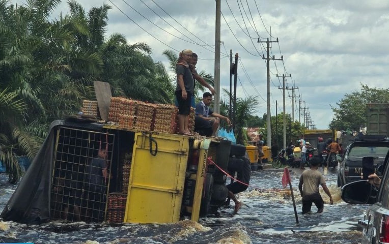 Banjir Pelalawan Semakin Parah, Sistem Buka Tutup Diberlakukan di Jalan Lintas Timur
