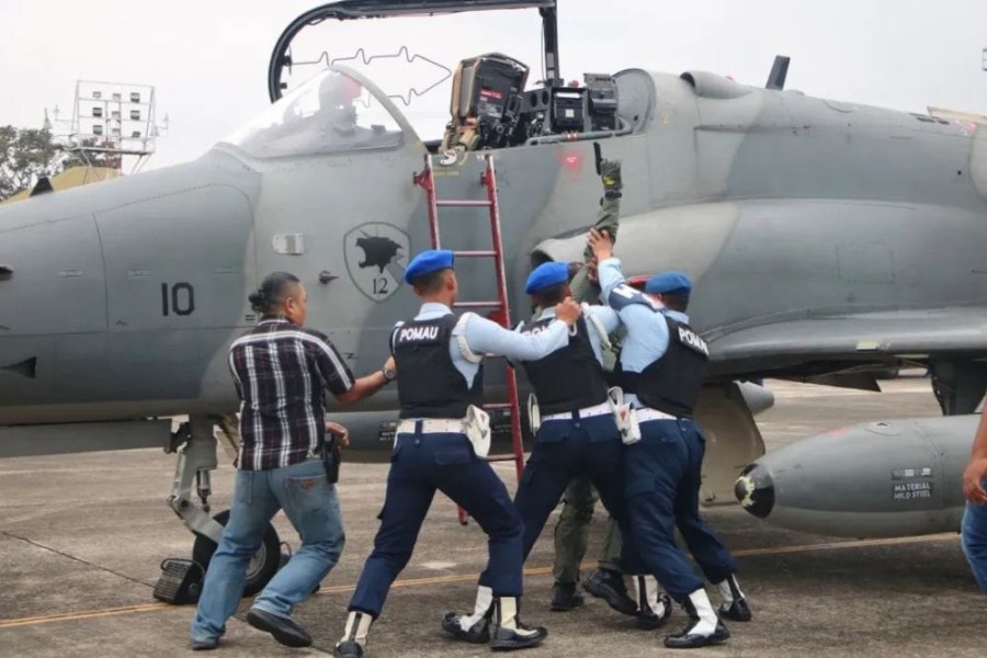 Aksi Cepat Skadron Udara 12 Wing Berhasil Lakukan Pendaratan Paksa Pesawat Asing